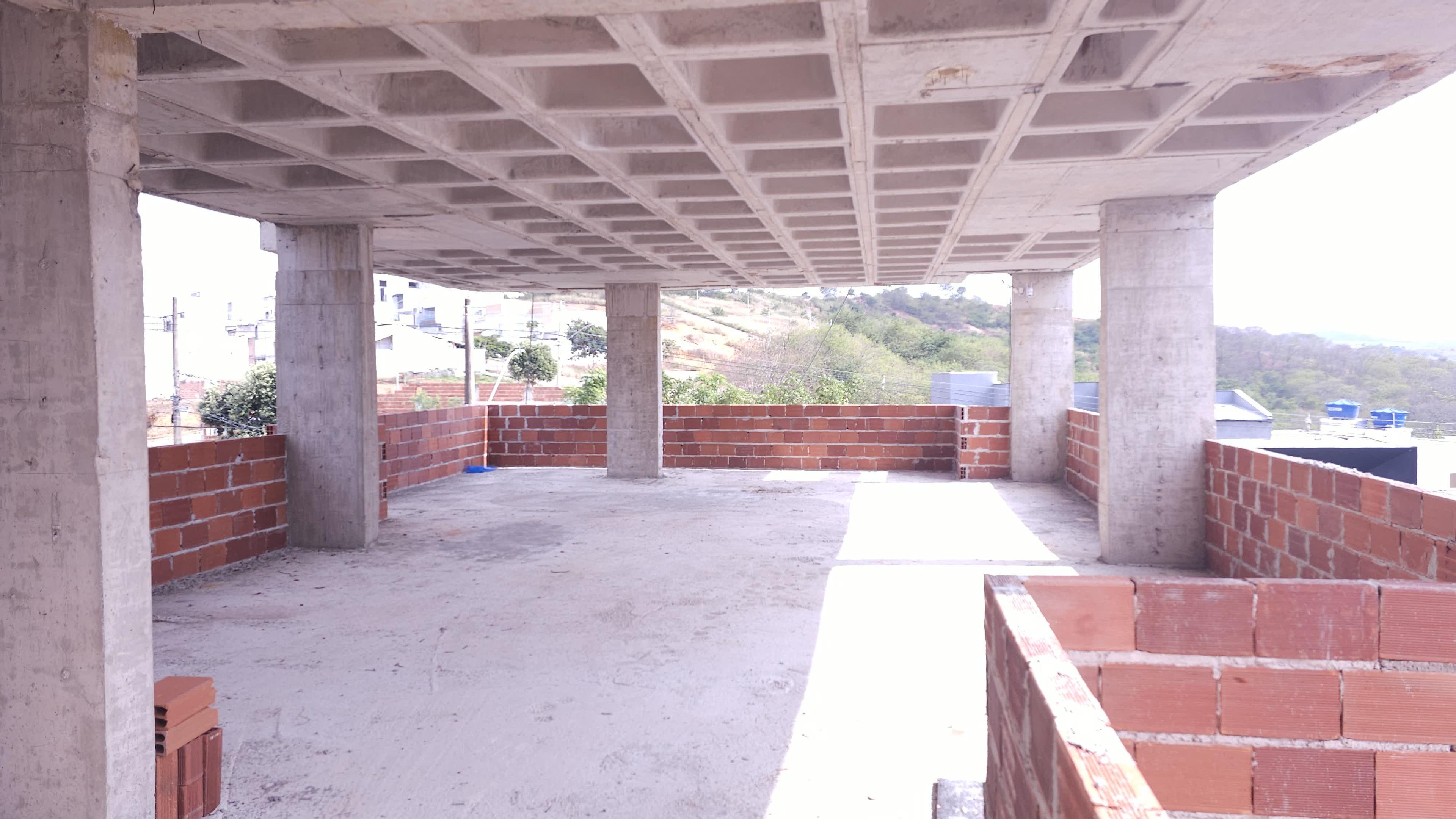 Primeira visão interna do pavimento tipo com infraestrutura e pilares estruturais